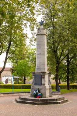 Narva, Estonya, 30 Ağustos 2021: Narva 'nın merkez meydanında bulunan kemerli zemin kat pencere ve balkonları olan klasik beyaz konut binası.