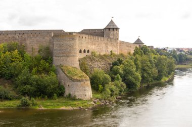 Narva Nehri 'nin karşı kıyısındaki Ivangorod Kalesi Estonya' nın Narva kentinden görüldü..