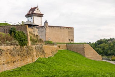 Narva, Estonya 'daki Hermann Şatosu. Rusya sınırına yakın Narva Nehri kıyısında tarihi bir kale..