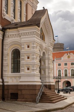 Tallinn, Estonya 2 Eylül 2021: Alexander Nevsky Katedrali bulutlu bir günde süslenmiş cephesi, kemerli girişi ve soğan kubbeleri ile ayakta duruyor.