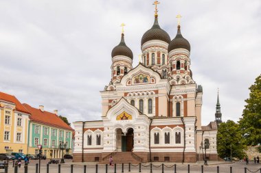 Tallinn, Estonya 2 Eylül 2021: Alexander Nevsky Katedrali bulutlu bir günde süslenmiş cephesi, kemerli girişi ve soğan kubbeleri ile ayakta duruyor.
