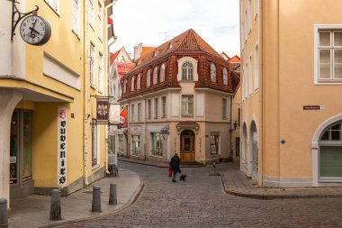 Tallinn, Estonya, 2 Eylül 2021. St. Olafs Kilisesi manzaralı eski şehir duvarlarının oradaki dik kaldırım taşı caddesi..