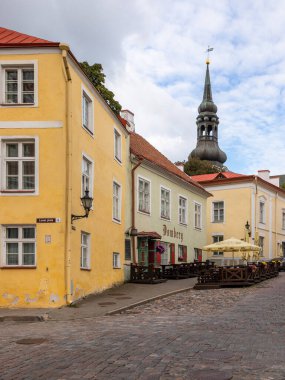 Tallinn, Estonya, 2 Eylül 2021. St. Olafs Kilisesi manzaralı eski şehir duvarlarının oradaki dik kaldırım taşı caddesi..