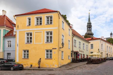 Tallinn, Estonya, 2 Eylül 2021. St. Olafs Kilisesi manzaralı eski şehir duvarlarının oradaki dik kaldırım taşı caddesi..