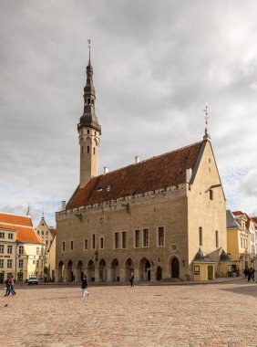 Tallinn, Estonya 2 Eylül 2021: Eski Şehir meydanında renkli tarihi binalar ve açık hava kafelerle çevrili insanlar yürüyor.