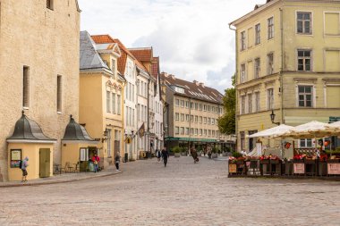 Tallinn, Estonya 2 Eylül 2021: Tarihi binalar, kafeler ve küçük dükkanlarla dolu Eski Şehir Caddesi boyunca yürüyen insanlar.