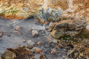 Mineral zengini kayalar ve kaynayan su İzlanda 'daki Seltun Krysuvik' te bir jeotermal yüzey oluşturur. Renkli yataklar ve sıcak akış desenli bir manzara yaratır.