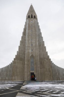 Reykjavik, İzlanda 5 Şubat 2022: Kışın Reykjavik şehir merkezinde dükkanları ve kafeleri olan renkli ahşap bina.