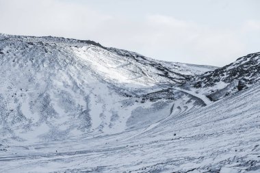 İzlanda 'nın Grindavik kenti yakınlarındaki Reykjanes Yarımadası' nda volkanik kayalar ve dağlarla kaplı geniş bir manzara..