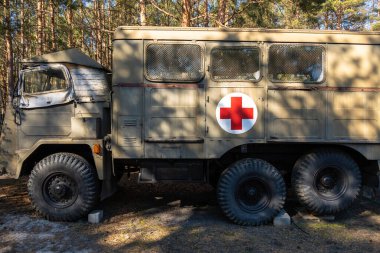 Hel, Polonya 20 Mart 2022: Tarihi acil durum aracı sergisi kapsamında Opel itfaiye aracı açık havada sergilendi.