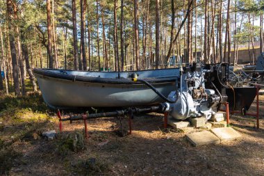 Hel, Polonya 20 Mart 2022: Donanma eğitim mayınları tarihi askeri ve deniz ekipmanları sergisi kapsamında orman bölgesinde sergilendi.