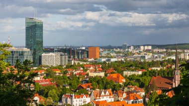 Gdansk, Polonya 27 Mayıs 2022: Oliwa ilçesinden modern ofis binalarını ve yerleşim alanlarını gösteren şehir silüeti.