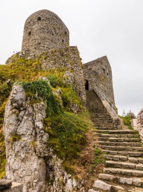 Bosna-Hersek 'in Srebrenik kentindeki kayalık bir tepeye inşa edilen ortaçağ taş kalesi, engebeli manzara ve yeşillik, tarihi mimari ve seyahat merkezleriyle çevrili..