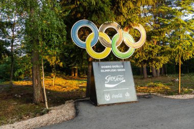 Saraybosna, Bosna-Hersek 14 Ağustos 2022: Olimpiyat yüzüğü heykeli, Saraybosna 'ya gelen ziyaretçileri ormandaki bir Olimpiyat kenti olarak karşıladı.