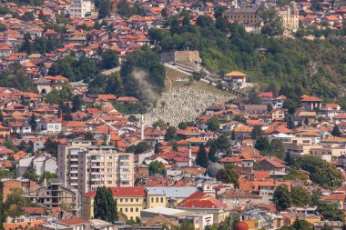 Saraybosna, Bosna-Hersek: Güneşli bir yaz gününde Bosna-Hersek 'in yüksek bir perspektiften bakıldığında, Saraybosna, Bosna-Hersek' in tepelerinde aile evleri ile çevrili yerleşim yerleri.