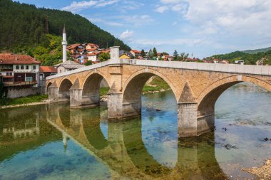 Konjiç, Bosna-Hersek: Konjiç kasabasındaki eski taş köprü yakınlarındaki Neretva Nehri boyunca yer alan tarihi binalar, restoranlar ve oteller.