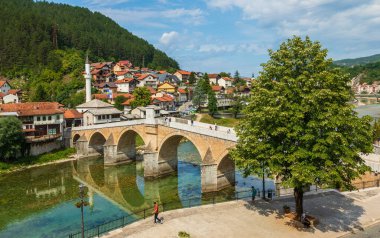 Konjiç, Bosna-Hersek: Konjiç kasabasındaki eski taş köprü yakınlarındaki Neretva Nehri boyunca yer alan tarihi binalar, restoranlar ve oteller.