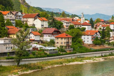 Konjiç, Bosna-Hersek: Konjiç kasabasındaki eski taş köprü yakınlarındaki Neretva Nehri boyunca yer alan tarihi binalar, restoranlar ve oteller.