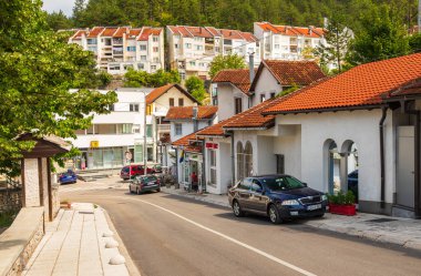 Konjiç, Bosna-Hersek: Tarihi mezar taşları ve eski Konjiç kasabasındaki ağaçlarla çevrili küçük bir avluda bulunan geleneksel bir bina.