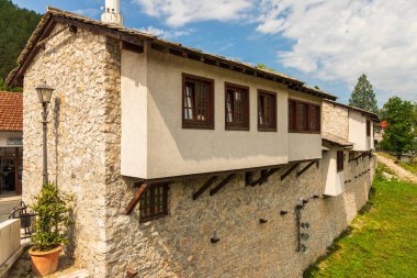 Konjiç, Bosna-Hersek: Geleneksel mimari ve cami minaresine sahip tarihi taş bina, Konjiç kentinin çatılarının üzerinde görülüyor.