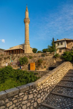 Mostar, Bosna-Hersek, 16 Ağustos 2022. Kriva Cuprija taş köprüsü ve tarihi kasaba bölgesindeki binalar.