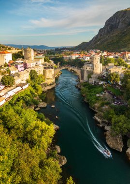 Mostar, Bosna-Hersek, 16 Ağustos 2022. Stari Eski kasabadaki Neretva Nehri boyunca uzanan en tarihi taş köprü.