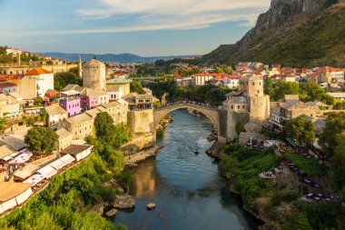 Mostar, Bosna-Hersek, 16 Ağustos 2022. Stari Eski kasabadaki Neretva Nehri boyunca uzanan en tarihi taş köprü.