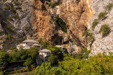 Geleneksel Osmanlı dönemi manastır binaları Blagaj, Mostar, Bosna-Hersek 'teki dev bir uçurum üssüne kurulmuştu..