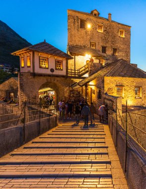 Mostar, Bosna ve Hercegovina, 17 Ağustos 2022: İnsanlar Mostar 'ın dar bir caddesinde geleneksel el sanatları ve mücevher alışverişi yapıyorlar.