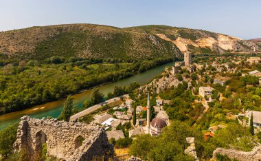 Pocitelj, Bosna ve Hercegovina - 18 Ağustos 2022: Pocitelj Bosna 'nın Neretva Nehri vadisine bakan Osmanlı döneminden kalma tepe köyünü güçlendirdi.