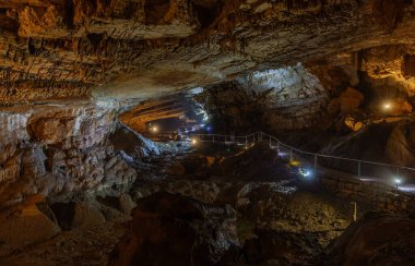 Vjetrenica mağarası, Ravno, Bosna-Hersek 'te antik kaya oluşumları ve rehberli bir turizm geçidi bulunan doğal mucize..