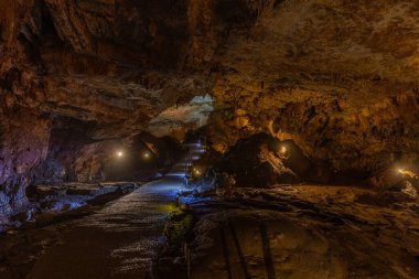 Bosna-Hersek 'in Ravno kentindeki Vjetrenica Mağarası aydınlandı ve yeraltı dünyasına giden izleyicilere öncülük eden hazırlanmış bir yol sunuldu.