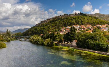 Trebisnjica nehri Bosna-Hersek 'in Trebinje kentinden geçerken, Hercegovacka Gracanica manastırı yeşil bir yamaçta bulunuyor..