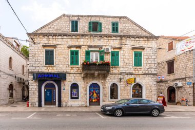 Trebinje, Bosna ve Hercegovina - 20 Ağustos 2022: Bosna-Hersek 'in Trebinje kentinde Ulica Kralja Petra Prvog oslobodioca üzerinde yürüyen insanlar.