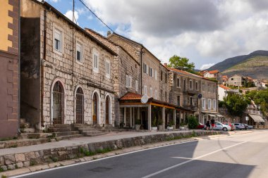 Trebinje, Bosna ve Hercegovina - 20 Ağustos 2022: Trebisnjica Nehri Trebinje 'den geçiyor ve mavi yaz gökyüzü altında kayalık bir vadi yakınında ördekler var..