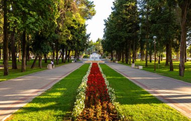 Trebinje, Bosna ve Hercegovina - 20 Ağustos 2022: Arkasında dağlar olan bir şehir parkında ölen savaşçıların soyut anıtı.