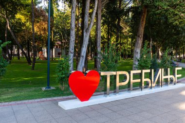 Trebinje, Bosna ve Hercegovina - 20 Ağustos 2022: Arkasında dağlar olan bir şehir parkında ölen savaşçıların soyut anıtı.