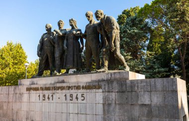 Trebinje, Bosna ve Hercegovina - 20 Ağustos 2022: Arkasında dağlar olan bir şehir parkında ölen savaşçıların soyut anıtı.