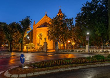 Trebinje, Bosna ve Hercegovina - 20 Ağustos 2022: Stari Grad taş sokakları gece açık kafeler, sıcak ışıklar ve yerel yemeklerle.