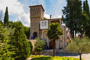 Tvrdosh Manastırı, Bosna ve Hercegovina - 20 Ağustos 2022: Tvrdos Manastırı yeşil üzüm bağının yanında ve Trebinje 'de ziyaretçilerle yürüyüş yolu.