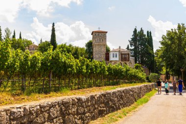Tvrdosh Manastırı, Bosna ve Hercegovina - 20 Ağustos 2022: Tvrdos Manastırı yeşil üzüm bağının yanında ve Trebinje 'de ziyaretçilerle yürüyüş yolu.