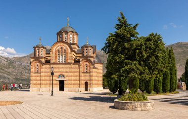 Hercegovacka Gracanica, Bosna ve Hercegovina - 21 Ağustos 2022: Trebinje 'de açık mavi gökyüzünün altında duran Hercegovacka Gracanica manastırı.
