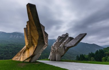 Bosna-Hersek 'in Kahramanlar Vadisi' ndeki direniş ve zaferi simgeleyen acımasız beton heykel.