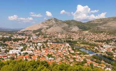Trebinje, Bosna ve Hercegovina 21 Ağustos 2022 Trebinje şehir panoraması Trebisnjica nehri ve eski köprü.