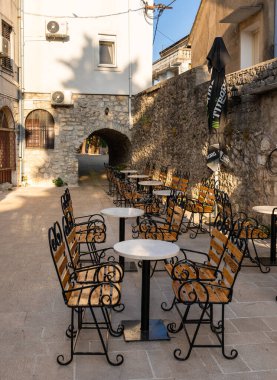 Trebinje, Bosna ve Hercegovina - 21 Ağustos 2022: Trebinje şehir binaları ve açık mavi gökyüzü altındaki yeşil ağaçlar.