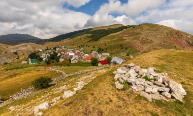 Bosna-Hersek 'in Lukomir köyü, dağlarla ve kırsal alanlarla çevrili geleneksel ev ve camileri gösteriyor.