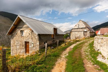 Lukomir, Bosna ve Hercegovina - 22 Ağustos 2022: Geleneksel Bosna köyü dükkânı Lukomir dağlarında el sanatları ve taze ürünler sunuyor.