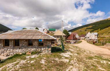 Lukomir, Bosna ve Hercegovina - 22 Ağustos 2022: Geleneksel Bosna köyü dükkânı Lukomir dağlarında el sanatları ve taze ürünler sunuyor.