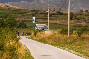 Lukomir, Bosna ve Hercegovina - 22 Ağustos 2022: Geleneksel Bosna köyü dükkânı Lukomir dağlarında el sanatları ve taze ürünler sunuyor.