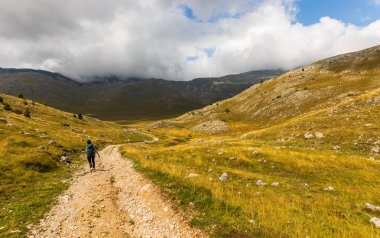 Lukomir, Bosna ve Hercegovina - 23 Ağustos 2022: Toprak yolda bir dağ kavşağında birden fazla yön gösteren işaret direği.
